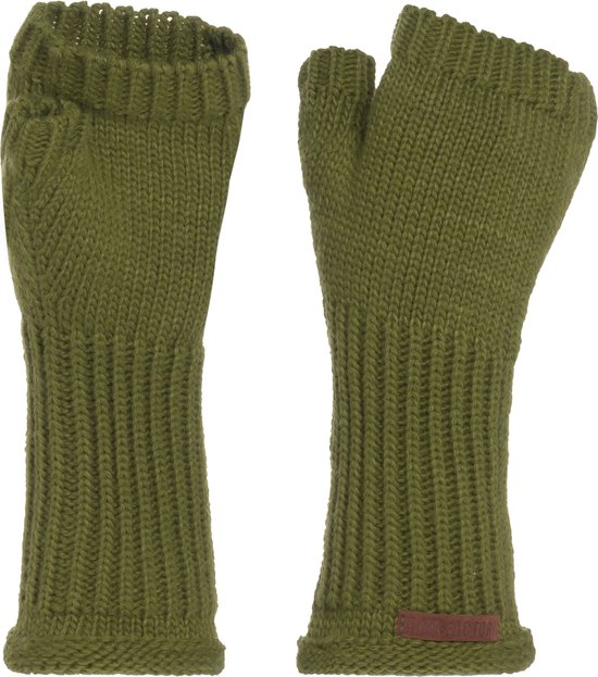 Paar mosgroene gebreide vingerloze handschoenen met ribbelboord.