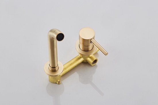 Mat gouden inbouwkraan met een U-vormige uitloop en aansluitingen.