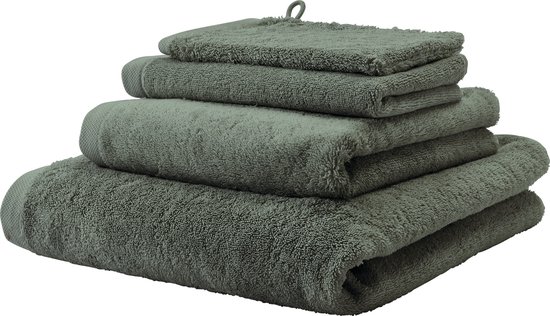 Pile de cinq serviettes vertes douces, de tailles variées, avec une boucle sur le gant de toilette supérieur.