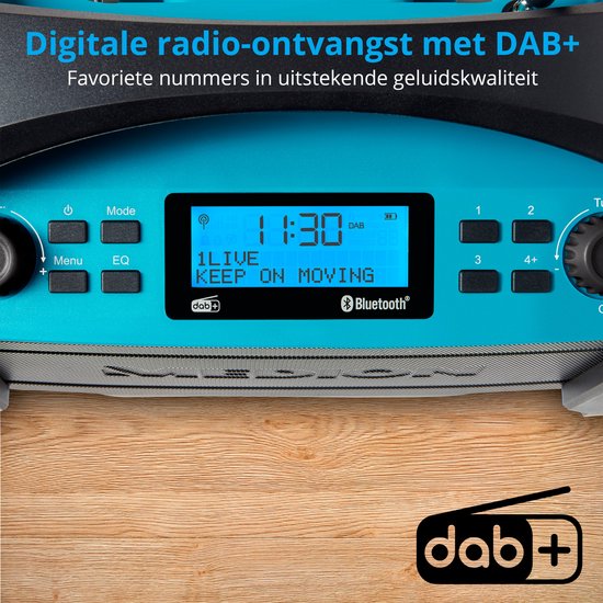 Draagbare radio met blauwe accenten en een display dat "1 LIVE KEEP ON MOVING" weergeeft.