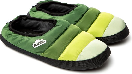 Paire de chaussons verts matelassés avec dégradé de couleur.