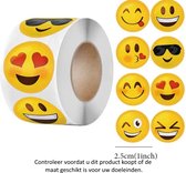 Rol met 500 Gele papieren smiley stickers - 2.5 cm diameter - Emoji - Blij - Lachen - Laughter - LOL - Kiss - Kus - Hartje - Love - Wink - Knipoog - Emoties - Decoratie - Versiering - Verjaardag