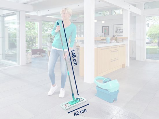Femme de 146 cm pose avec la serpillière Leifheit Profi XL Micro Duo de 42 cm de large dans un salon.