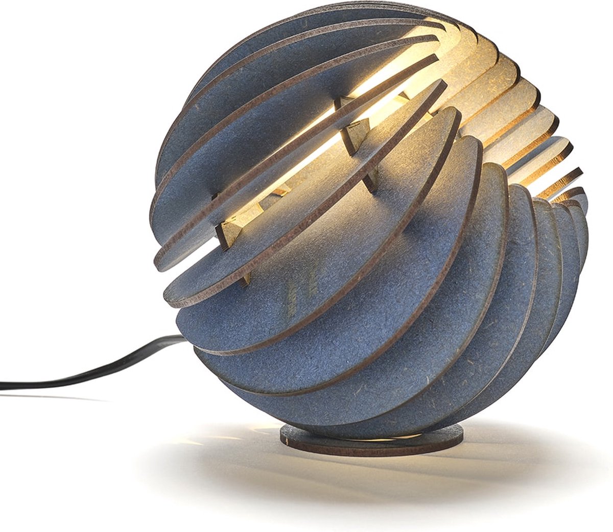 Van Tjalle en Jasper | Atmosphere tafellamp - Deep Blue | Bouwpakket | MDF (hout) | Diep Blauw | E14 fitting | Laser gesneden | Sfeer licht | Sfeervolle verlichting | uniek Dutch Design