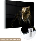 MuchoWow® Glasschilderij 160x120 cm - Schilderij acrylglas - Luipaard met gouden tint weergegeven op een zwarte achtergrond - Foto op glas - Schilderijen