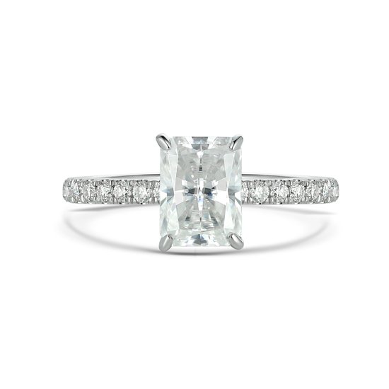 Astra - Platinum Radiant Moissanite Ring met Pavé Zijstenen & Hidden Halo - 3.9 karaat