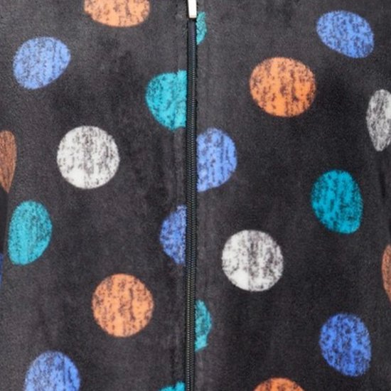 Detail van een grijs fleece jasje met abstracte, veelkleurige stippen en een rits.