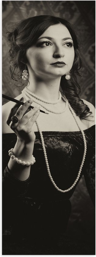 Poster (Mat) - Vrouw - Sierraden - Jurk - Zwart - Wit - 20x60 cm Foto op Posterpapier met een Matte look