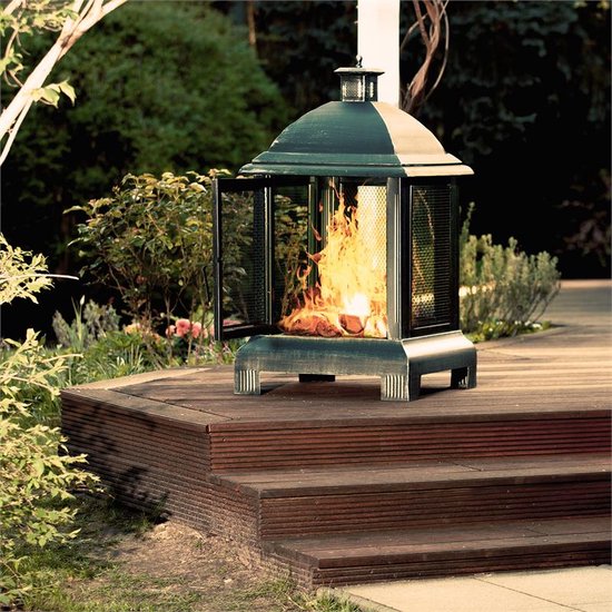 Donkere metalen tuinhaard met open deuren en brandend vuur, staand op een houten terras.