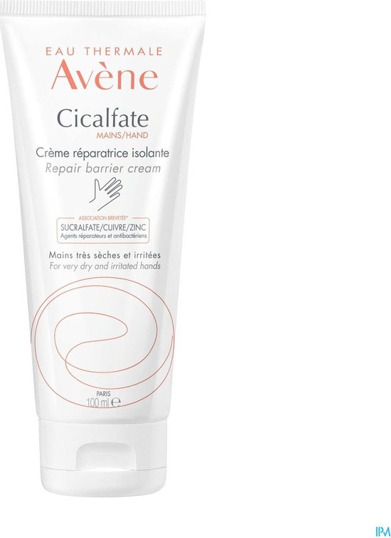 Witte tube Avène Cicalfate handcrème. Tekst in het Frans en Engels. Met een gebroken cirkelontwerp en tekst 'Mains très sèches et irritées'.