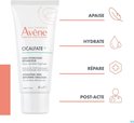 Witte tube Avene Cicalfate+ met illustraties: veer, druppel, kruis, arts. Tekst: Kalmeert, Hydrateert, Herstelt, Post-acte.