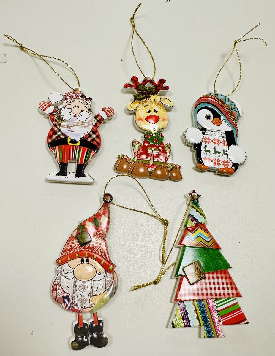 Kerst hangers/koelkastmagneten - Set van 5 stuks - Kerstmannen/rendier/Kerstboom/Pinguin- Polyresin - hoogte 9 x 8 x 1 cm - Kerstdecoratie - Woondecoratie - Woonaccessoires