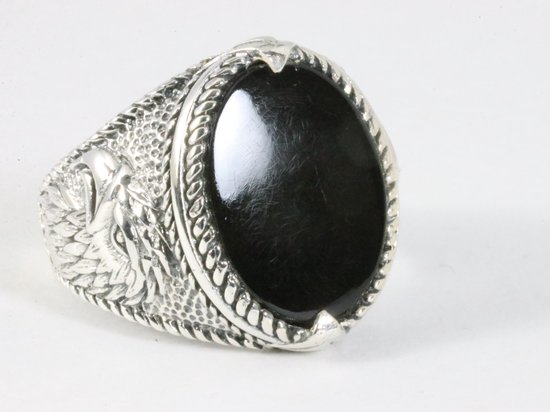 Zware bewerkte zilveren ring met onyx