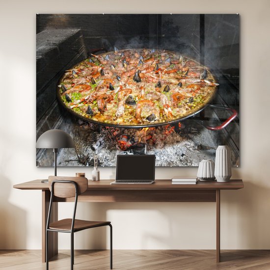 MuchoWow® Glasschilderij 160x120 cm - Schilderij acrylglas - Zeevruchtenrijst gekookt in een brandhou. Paella is een van de traditionele gerechten van Spanje - Foto op glas - Schilderijen