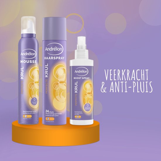 Drie Andrélon Perfecte Krul haarproducten, waaronder mousse, haarspray en boost spray, op een oranje plateau met de tekst VEERKRCHT & ANTI-PLUIS.