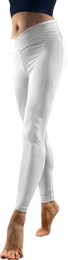 Model draagt witte yoga-legging met gekruiste tailleband.