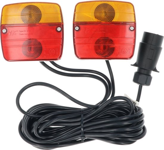 Deux unités d'éclairage, rouges et oranges, avec un câble noir et une prise à 7 broches.