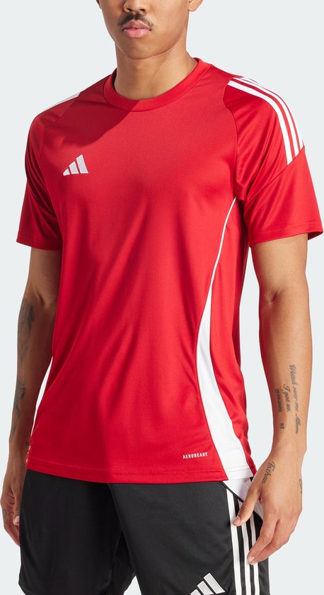 Rood sportshirt voor heren met witte accenten op de schouders en zijkanten. Het shirt heeft korte mouwen en een ronde hals.