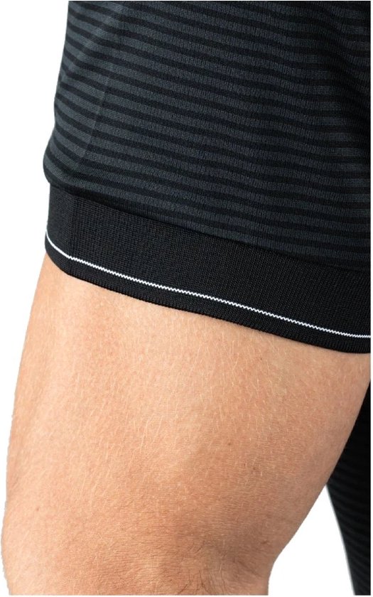 Zwart poloshirt met fijne horizontale grijze strepen, zoom met witte bies.