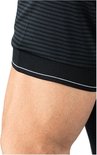 Zwart poloshirt met fijne horizontale grijze strepen, zoom met witte bies.