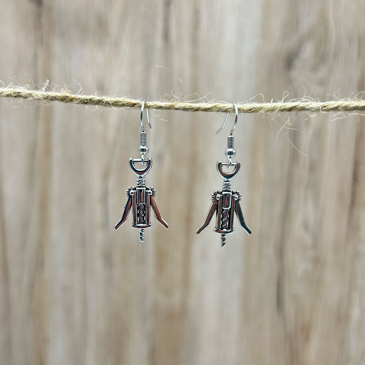Oorbellen Wijnopener - oorstekers wijn - oorhangers kurkentrekker - Carnaval - Wijnfeest - themafeest - festival - sieraden vrijgezellenfeest - apres ski - wintersport - kerst - kerstcadeau vrouw