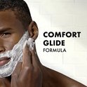 Man met donkere huid met scheergel op gezicht. Tekst: COMFORT GLIDE FORMULA.