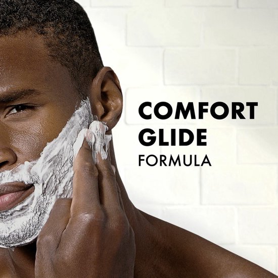 Man met donkere huid met scheergel op gezicht. Tekst: COMFORT GLIDE FORMULA.