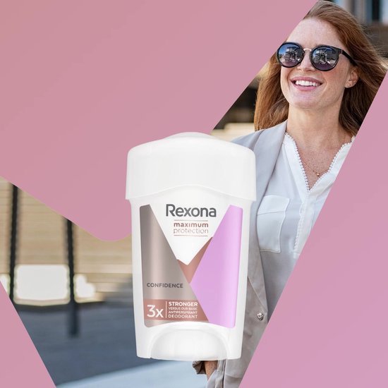 Vrolijke vrouw met zonnebril, naast Rexona Maximum Protection deodorant.