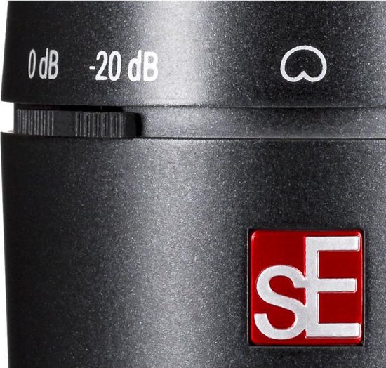 Close-up van de zwarte sE X1 A microfoon met schakelaars voor 0 dB en -20 dB en het rode SE logo.
