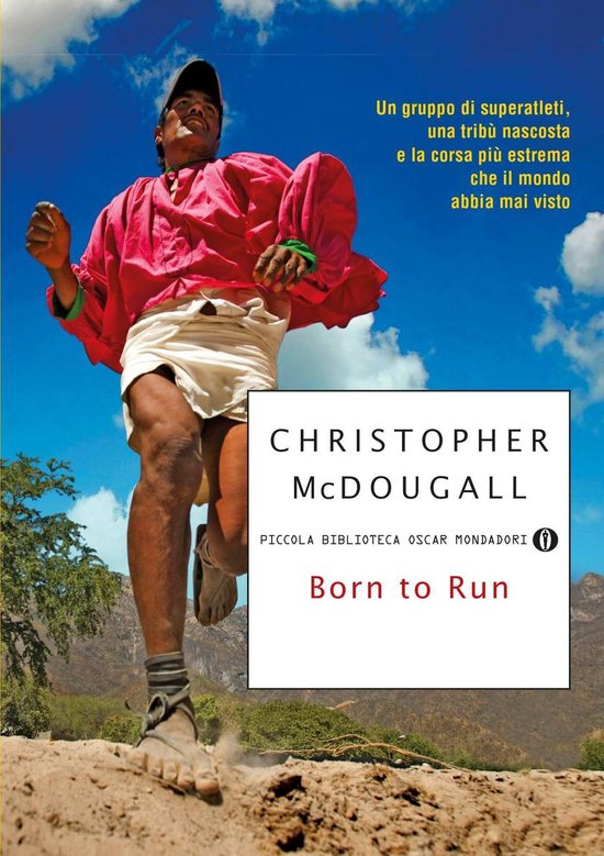 Een man in een felroze tuniek en witte lendendoek rent in een bergachtig landschap. Tekst: Born to Run.