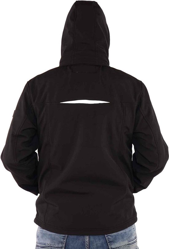 Achterkant van een man met een zwarte softshell jas met capuchon en reflecterende streep.