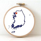 South Corea borduurpakket  - geprint telpatroon om een kaart van Zuid Korea te borduren met een hart voor Seoul  - geschikt voor een beginner