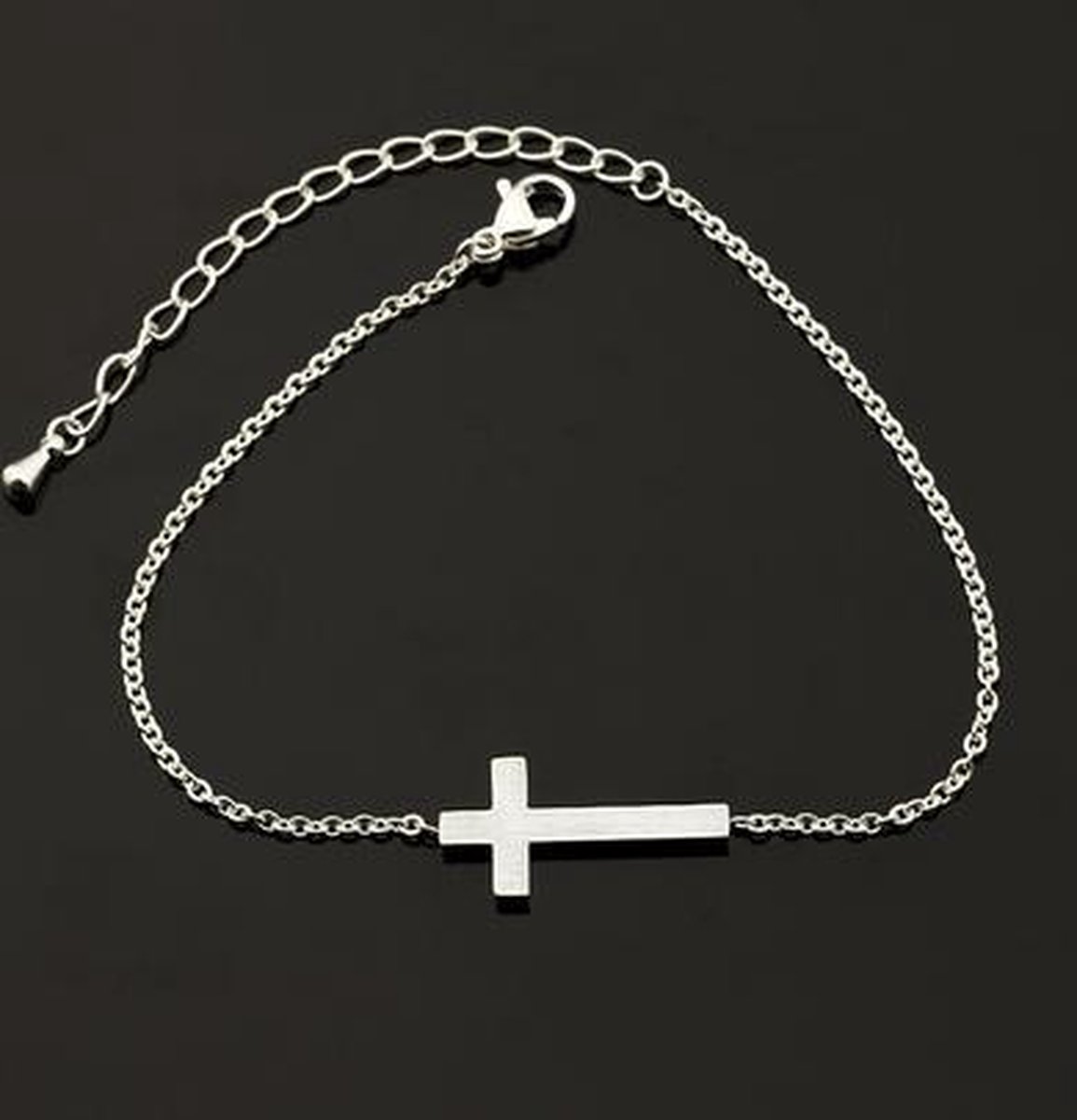 Armband met Gods kruisje verzilverd.