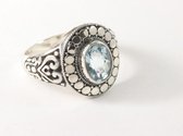Bewerkte zilveren ring met blauwe topaas - maat 18