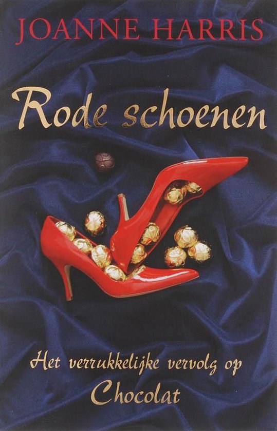 Rode pumps met gouden chocolade, op een donkerblauwe satijnen achtergrond. Titel "Rode schoenen".