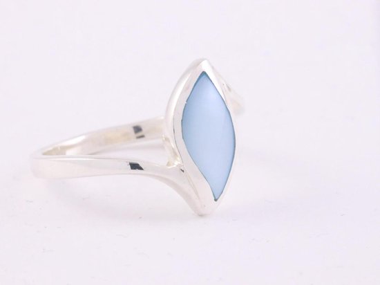 Fijne zilveren ring met lichtblauwe schelp - maat 16.5