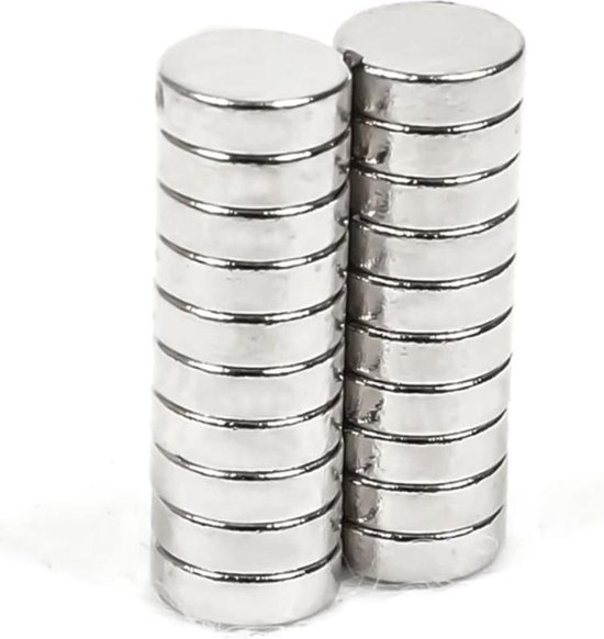 Twee stapels van tien zilverkleurige, cilindrische neodymium magneten van 6x2mm, op een witte achtergrond.