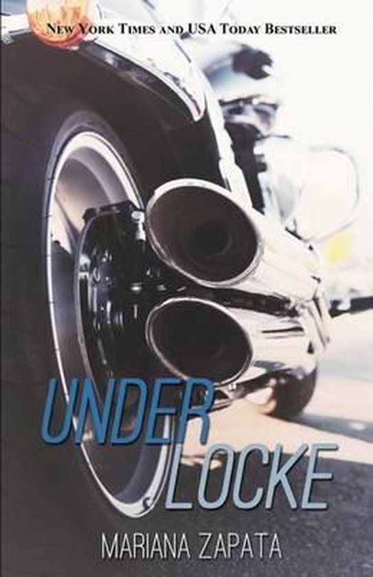 Boek 'Under Locke' van Mariana Zapata. Close-up van de uitlaatpijpen van een motorfiets. New York Times en USA Today Bestseller.