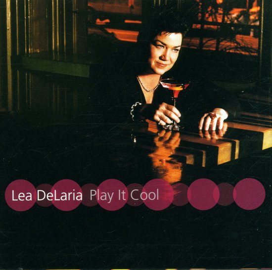 Lea DeLaria, Play It Cool albumhoes met zangeres met een drankje.