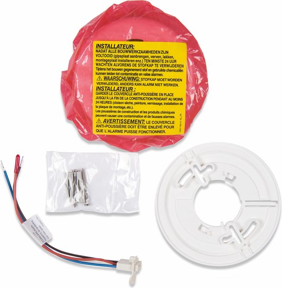 Witte rookmelder set met montagedoorn, stroomkabel, plug en schroeven in verpakking.