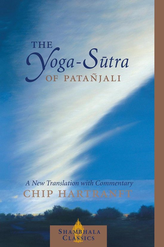 Boek 'The Yoga-Sutra of Patanjali', met een blauwe lucht en witte wolken.