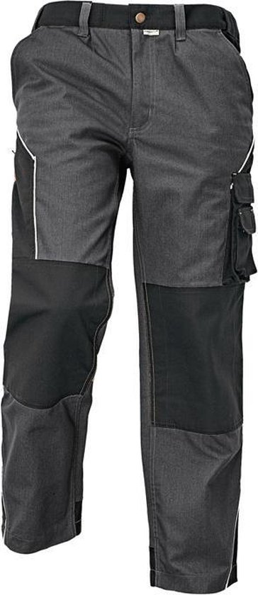 Werkbroek in grijs en zwart met meerdere zakken en witte accenten. De broek heeft verstevigde knieën en contrasterende naden.