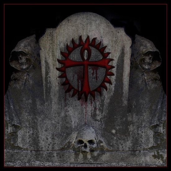 Grafsteen met de 'Tombs Of The Blind Dead' logo, een bloederig ankh-kruis met een zon-achtig patroon, geflankeerd door skeletfiguren met kappen.