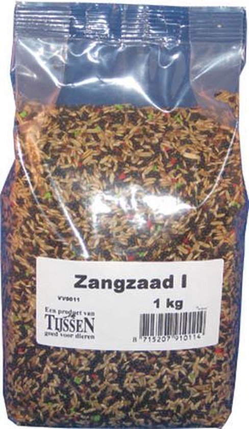Een zak "Zangzaad I" van 1 kg met een mengsel van zaden en rode en groene kleurstof.