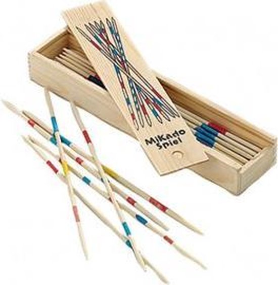 Mikado spel in houten kistje met gekleurde stokjes (blauw, rood, geel).