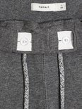 Grijze joggingbroek van Name It met verstelbare tailleband en twee decoratieve knopen.