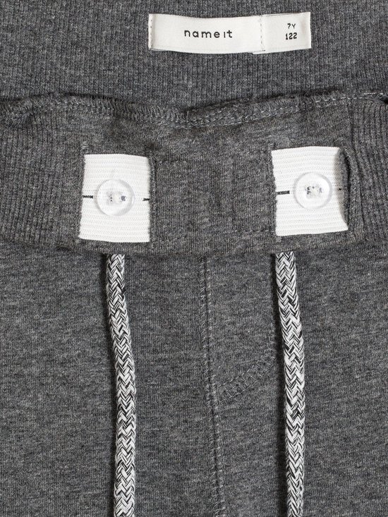 Grijze joggingbroek van Name It met verstelbare tailleband en twee decoratieve knopen.