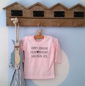 Shirtje baby roze meisje tekst papa eerste cadeau | Sorry jongens mijn hart behoort aan mijn opa | Lange of korte mouw | licht roze met grijs | maat 56-110
