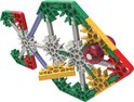 Een K'NEX-constructie in de vorm van een vis met rode, groene, witte en gele onderdelen.