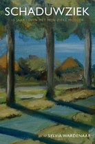 Boekomslag SCHADUWZIEK 15 JAAR LEVEN MET MIJN ZIEKE MOEDER door Sylvia Wardenaar, met een schilderij van drie bomen langs een kanaal.